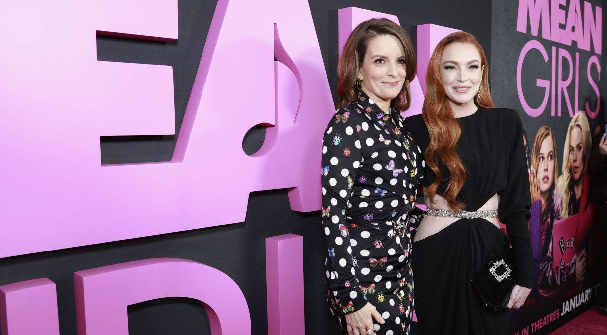 Tina Fey e Lindsay Lohan comparecem à estreia global de "Menina Malvadas" no AMC Lincoln Square Theatre em 8 de janeiro de 2024, em Nova York, Nova York