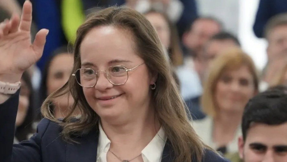 Mar Galcerán, deputada pelo Partido Popular. Ela é a primeira pessoa com síndrome de Down a ocupar uma cadeira na Espanha.