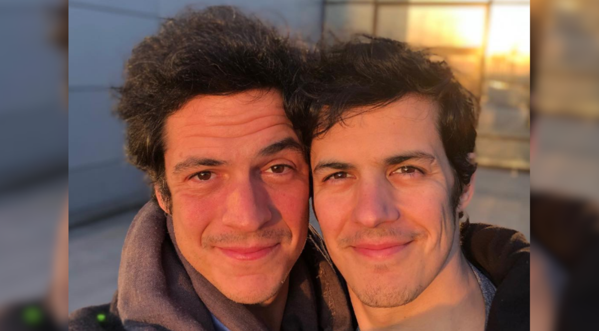 Mateus Solano e Gabrel Schenker são irmãos, mas, apesar da semelhança, não são gêmeos