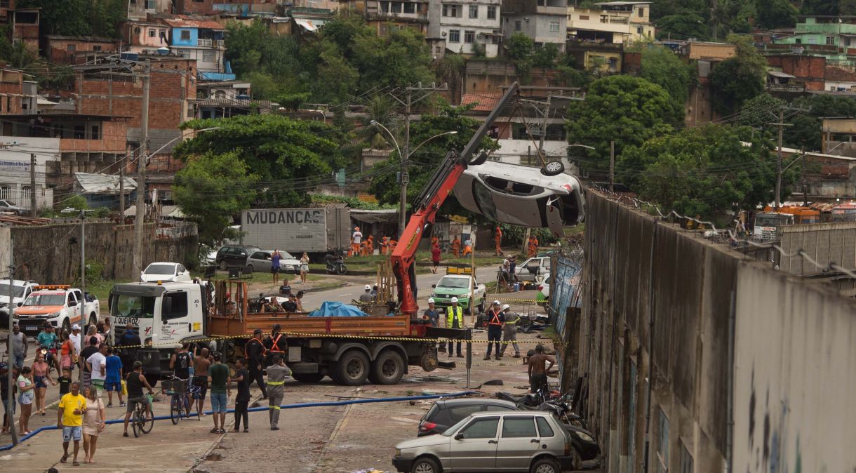 Carro é removido após temporal que causou estragos no Rio de Janeiro