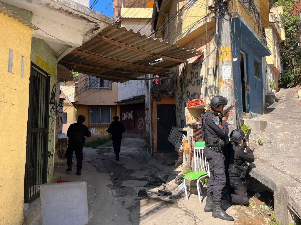 Policiais militares realizam operação no Morro do 18, entre outras comunidades da zona norte do Rio