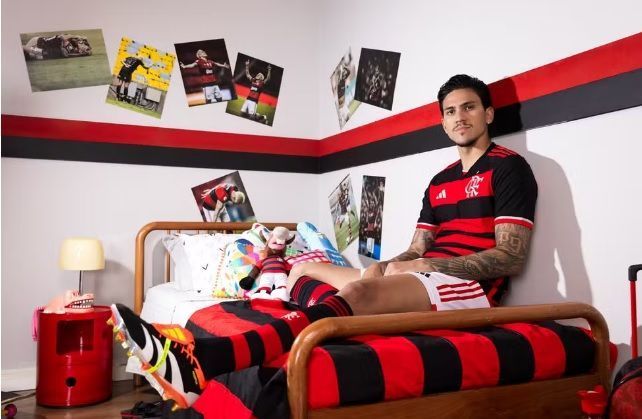 Pedro com o novo uniforme do Flamengo