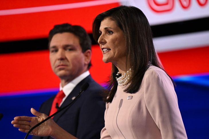 A ex-governadora da Carolina do Sul, Nikki Haley, e, ao fundo, o governador da Flórida, Ron DeSantis, participam de um debate presidencial republicano da CNN em 10 de janeiro de 2024