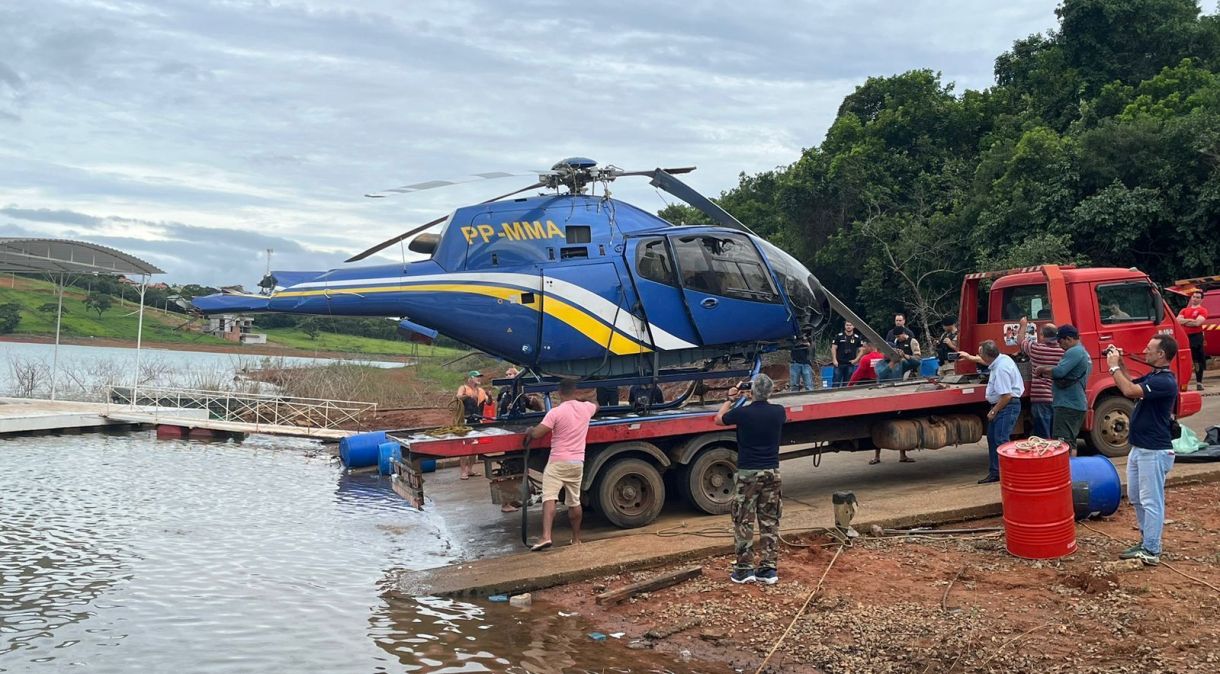 Helicóptero é retirado da água em represa na cidade de Capitólio (MG)