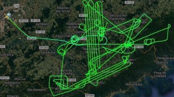 Avião da Força Aérea Brasileira passou por cinco cidades do interior de SP­­ nesta quinta-feira (04)
