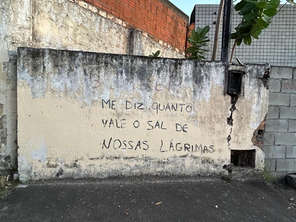 Mensagens de protestos são comuns em paredes da área afetada pela mina em Maceió (AL)