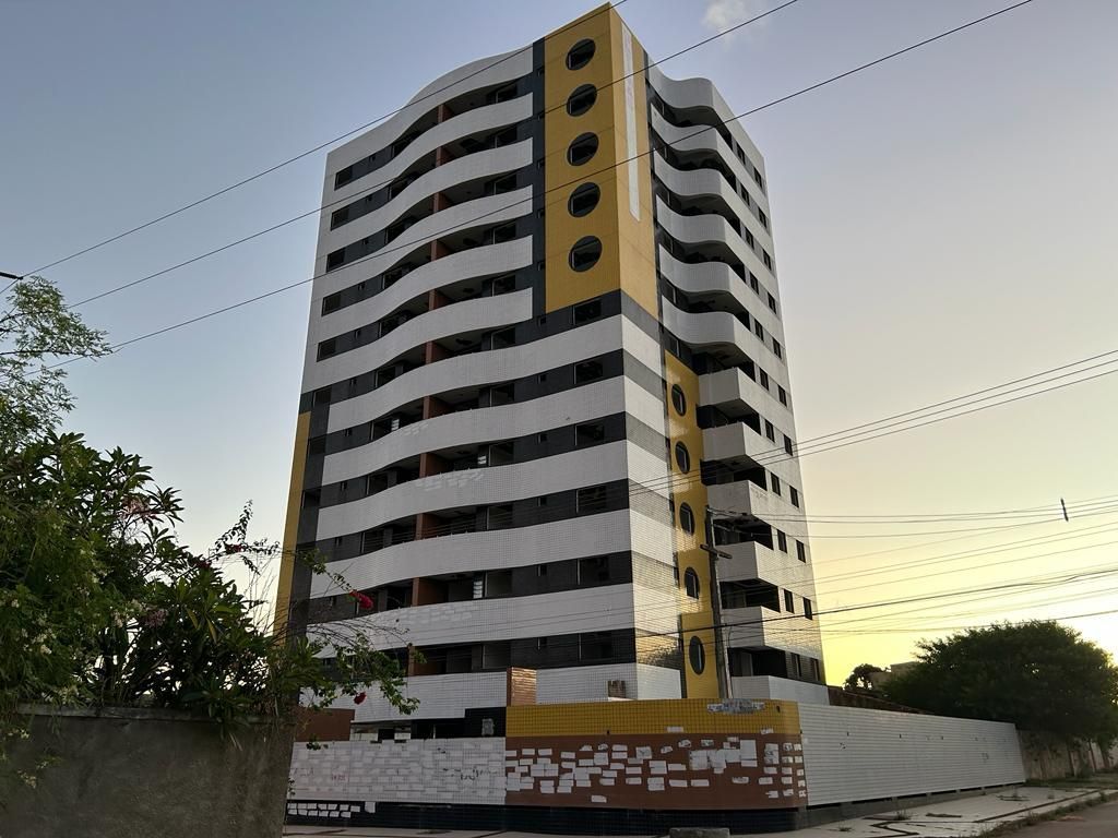 Prédio abandonado logo após a inauguração em Maceió (AL)