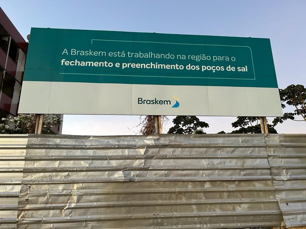 Placas informam sobre as providências tomadas pela Braskem em Maceió (AL)