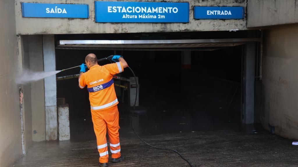 Equipes da Prefeitura atuam na limpeza de hospital alagada no Rio de Janeiro