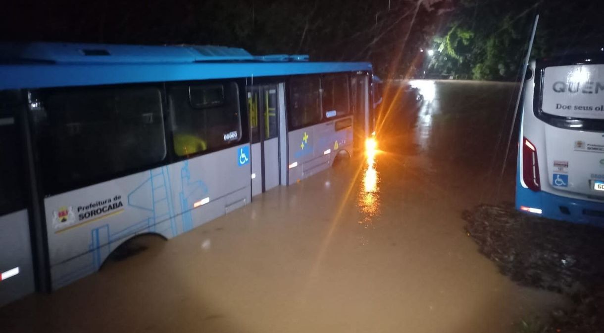 Ônibus ficaram presos em alagamento na cidade de Sorocaba