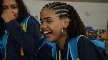 Ela está entre os 141 alunos da rede municipal de ensino do Rio de Janeiro que embarcam para os Estados Unidos, após se destacarem no concurso; eles vão conhecer a Disney e a Nasa