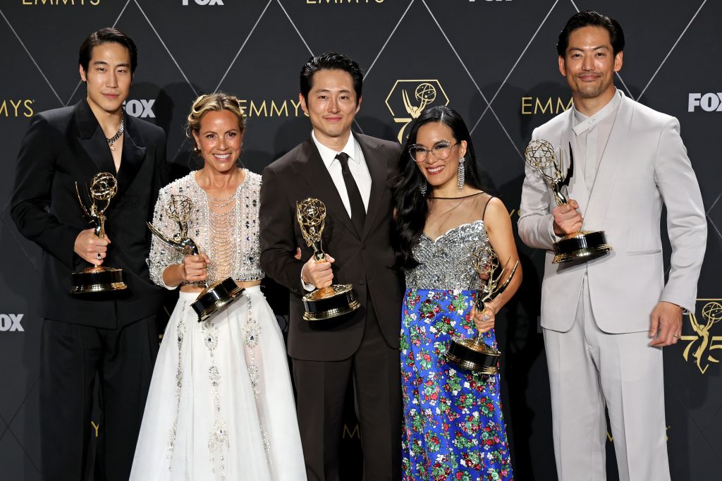 Young Mazino, Maria Bello, Steven Yeun, Ali Wong e Joseph Lee, vencedores da Outstanding Limited Or Anthology Series por "Treta"