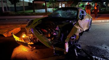 Segundo a Polícia Militar, veículo de luxo, que estava em alta velocidade, se chocou contra a traseira de outro automóvel e foi arremessado
