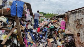 Cerca de 70 toneladas de entulho devem ser removidas da casa, em Araçatuba, no interior paulista