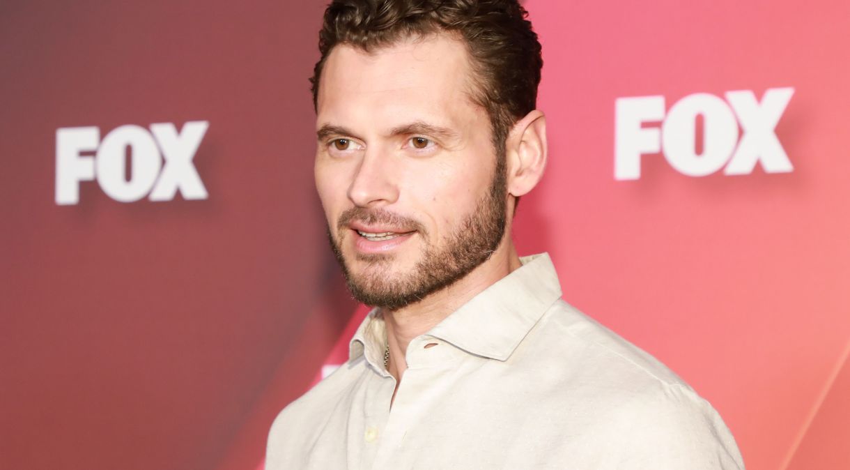 Ator Adan Canto, de "Designated Survivor", em evento de 2022.