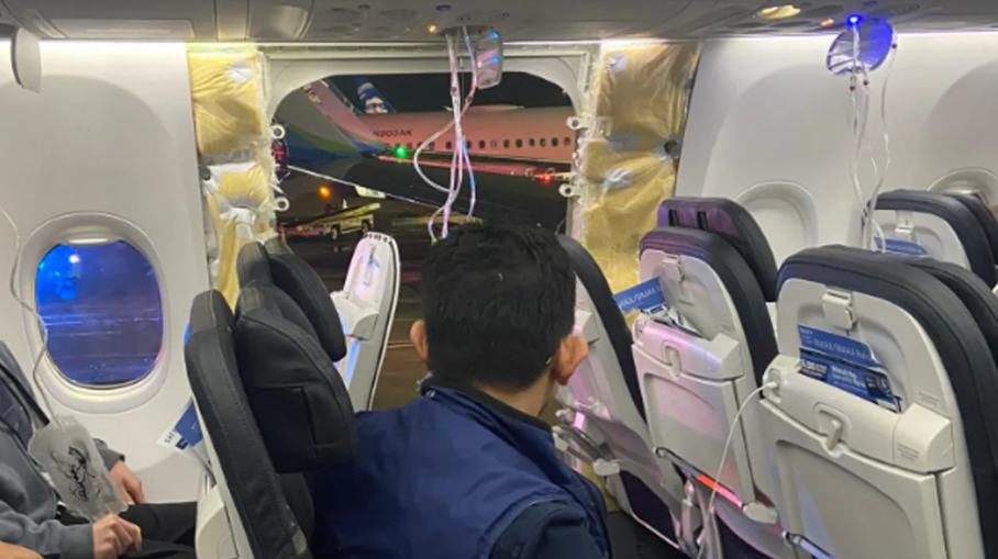 Vídeo de passageiro postado nas mídias sociais mostra uma seção lateral da fuselagem, onde deveria haver uma janela, faltando