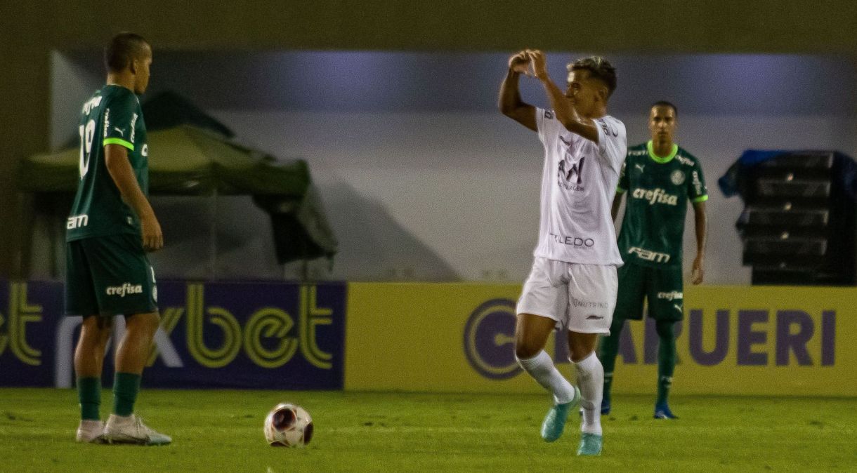 Jean Tadeu comemora o gol da vitória histórica do Aster na Copinha, eliminando o favorito Palmeiras