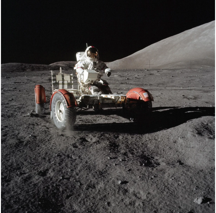 O astronauta Eugene A. Cernan dirigiu um veículo lunar na superfície lunar durante a missão Apollo 17 em 1972. Ele ainda está na Lua mais de 50 anos depois.