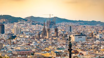 Na cidade que pulsa arte, diversidade e liberdade, é perceptível que há mais espaço para avanços no quesito inclusão do que no resto da Espanha