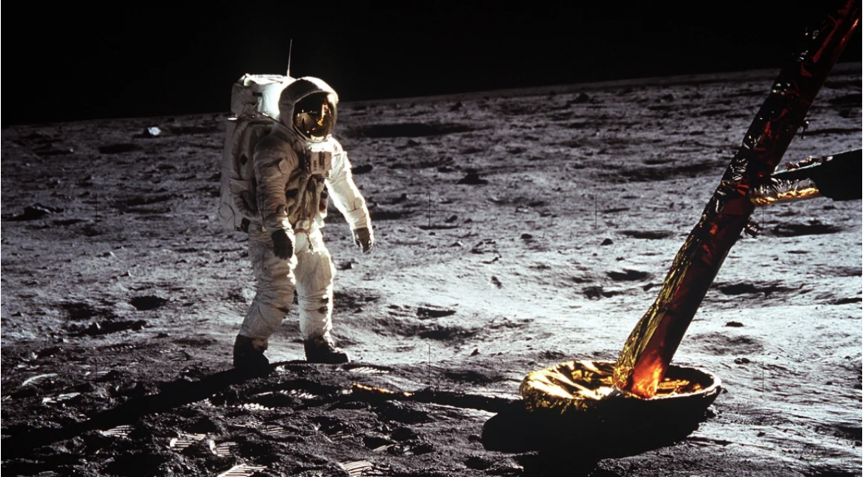 O astronauta Buzz Aldrin caminhando na superfície da Lua durante a missão Apollo 11