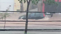 Chuva em MG deixa ruas alagadas, arrasta carros e água invade casas; veja