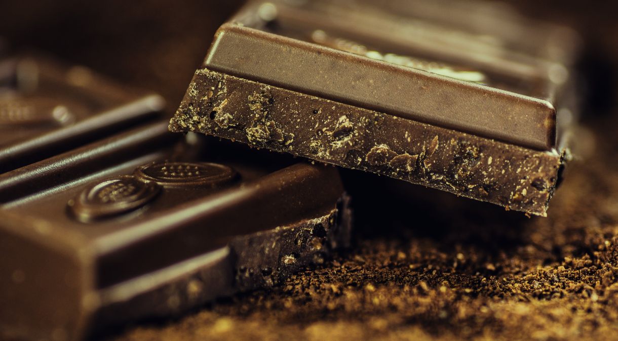 O chocolate amargo é caracterizado por uma porcentagem maior de cacau em sua composição