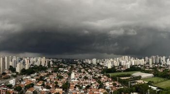 No Rio de Janeiro, seis cidades em área de atuação da Enel seguem com casas no escuro