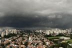 Chuva dispara alerta severo e faz córrego transbordar em SP