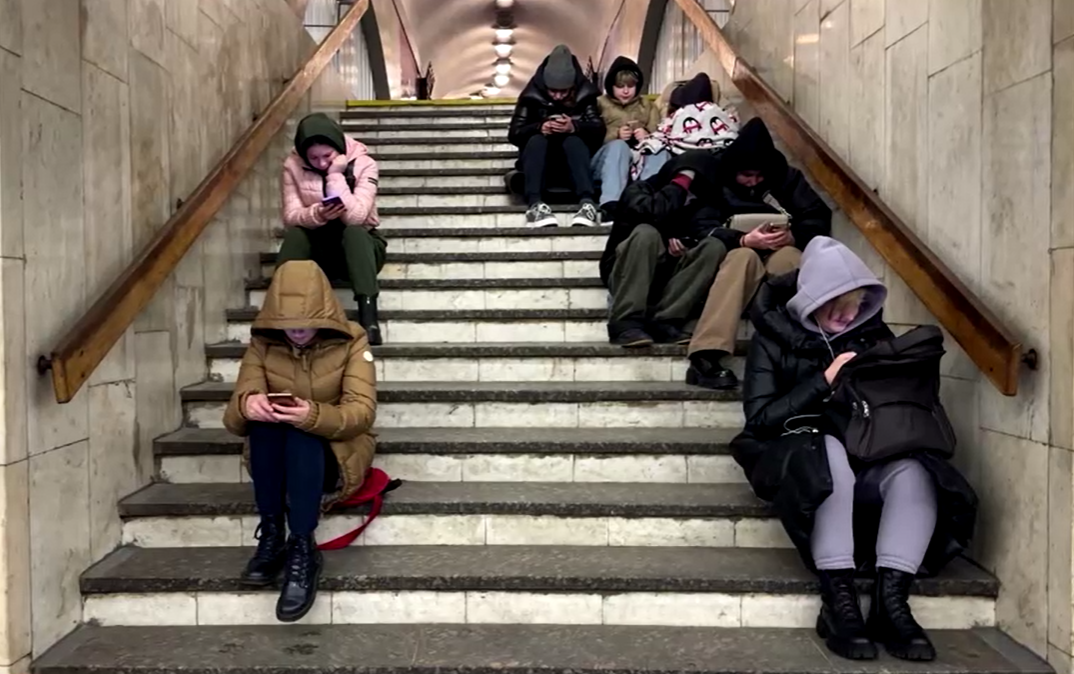 Cidadãos de Kiev se abrigam no metrô durante ataques aéreos da Rússia
