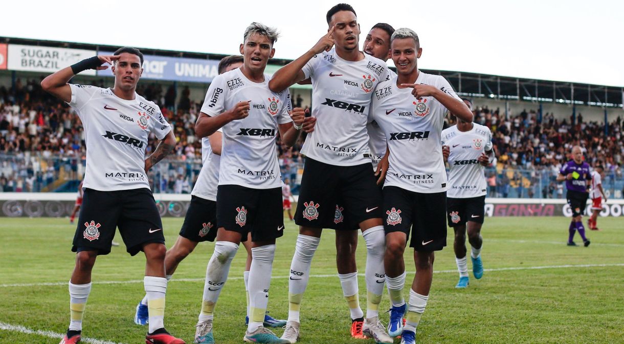 Jogadores do Corinthians comemoram gol contra o Bangu-RJ