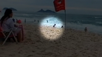 Criança foi filmada na praia da Barra da Tijuca