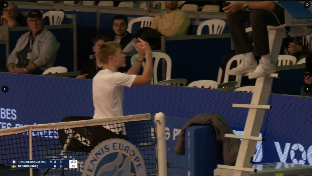 Jovem sueco mostra dedo do meio a juiz em partida de tênis