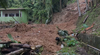 Homem morreu após deslizamento de terra em São Bernardo do Campo, e criança foi levada por enchente em Juquitiba