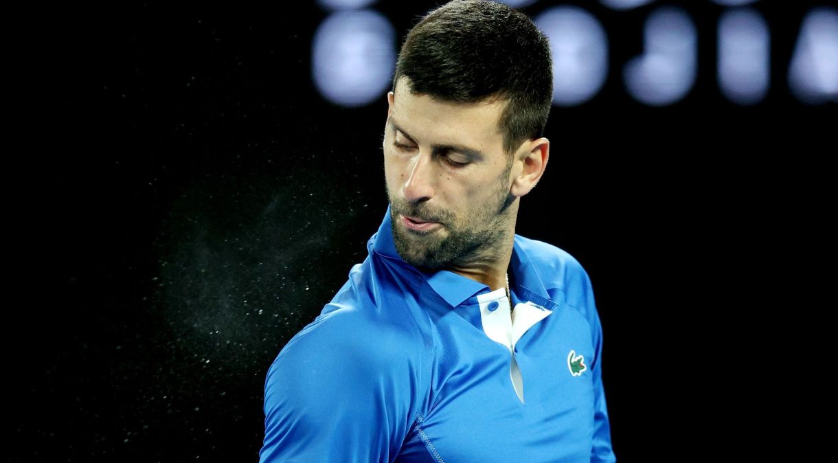 Novak Djokovic cospe durante a vitória sobre o australiano Alexei Popyrin no Australian Open