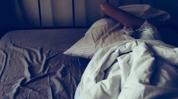 Revisão de estudos feita por universidade nos EUA mostra que a falta de sono aumenta os sintomas de ansiedade e oferece mais risco de depressão