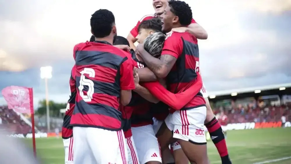 Jogadores do Flamengo comemorando na vitória sobre o São José-RS, na estreia da Copa São Paulo de Futebol Júnior, em Osasco