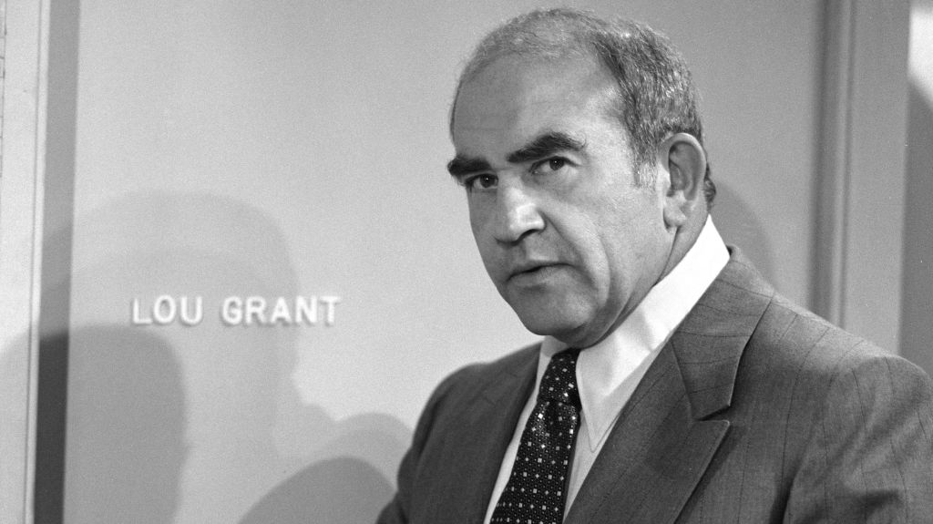 Ed Asner (Edward Asner) como Lou Grant em "The Mary Tyler Moore Show", no canal de televisão americano CBS, em 1973.