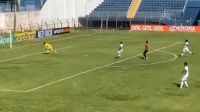 Jogo da Copinha tem gol de goleiro bizarro; assista