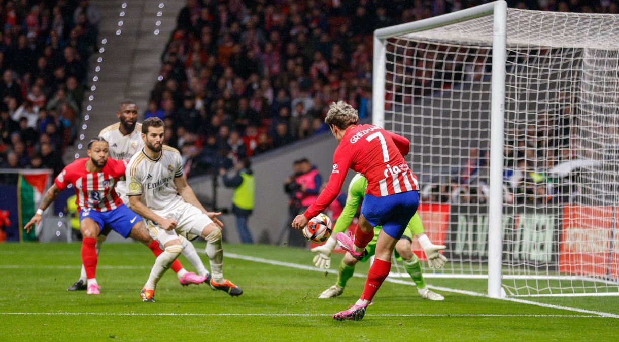 Griezmann anotou um dos gols da vitória do Atlético de Madrid sobre o Real Madrid pelas quartas de final da Copa do Rei