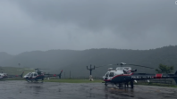 Bombeiros resgatam corpos de vítimas de queda de helicóptero em SP