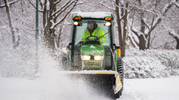 Série de tempestades de inverno em 13 estados causaram mortes por queda de árvores, acidentes de carro, em tornados ou em outras ocorrências envolvendo neve