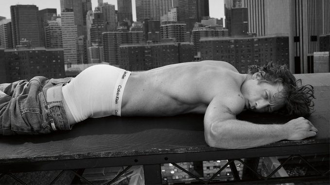 Jeremy Allen White dominou as redes sociais com campanha de roupa íntima para Calvin Klein.