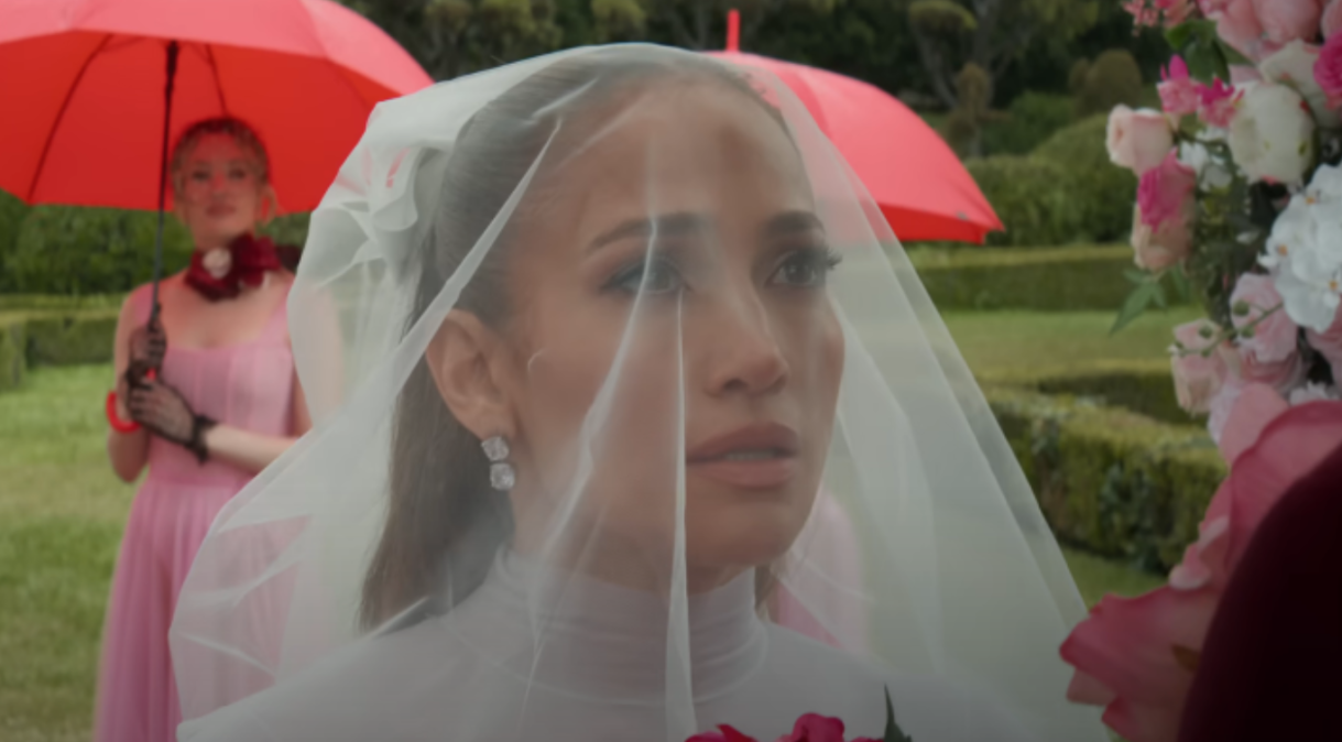 J.Lo aparece vestida de noiva em novo videoclipe "Can’t Get Enough"