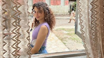 Júlia Lemos, de 23 anos, estreia na televisão interpretando Flor, jovem que trabalha no bordel de Jacutinga 