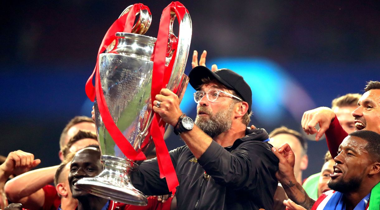 Jürgen Klopp com a taça da Champions League conquistada em 2019 pelo Liverpool