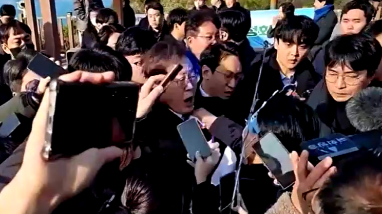 Momento em que Lee Jae-myung foi atacado em Busan, na Coreia do Sul