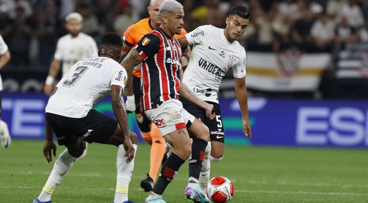 Luciano é marcado por jogadores do Corinthians no clássico desta terça-feira (30)