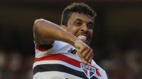 Com gols e espírito de líder, Luiz Gustavo chama atenção em recomeço no São Paulo