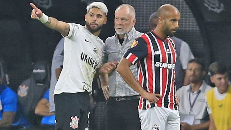 Mano Menezes conversa com Yuri Alberto no clássico contra o São Paulo