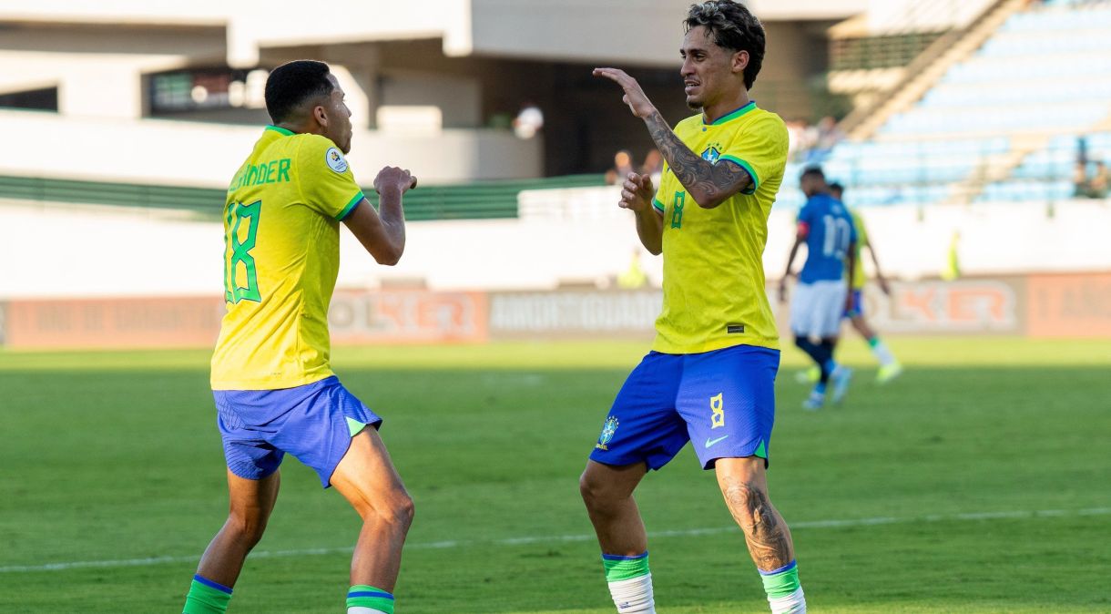 Marlon Gomes comemora o primeiro gol do Brasil sobre o Equador com Alexsander